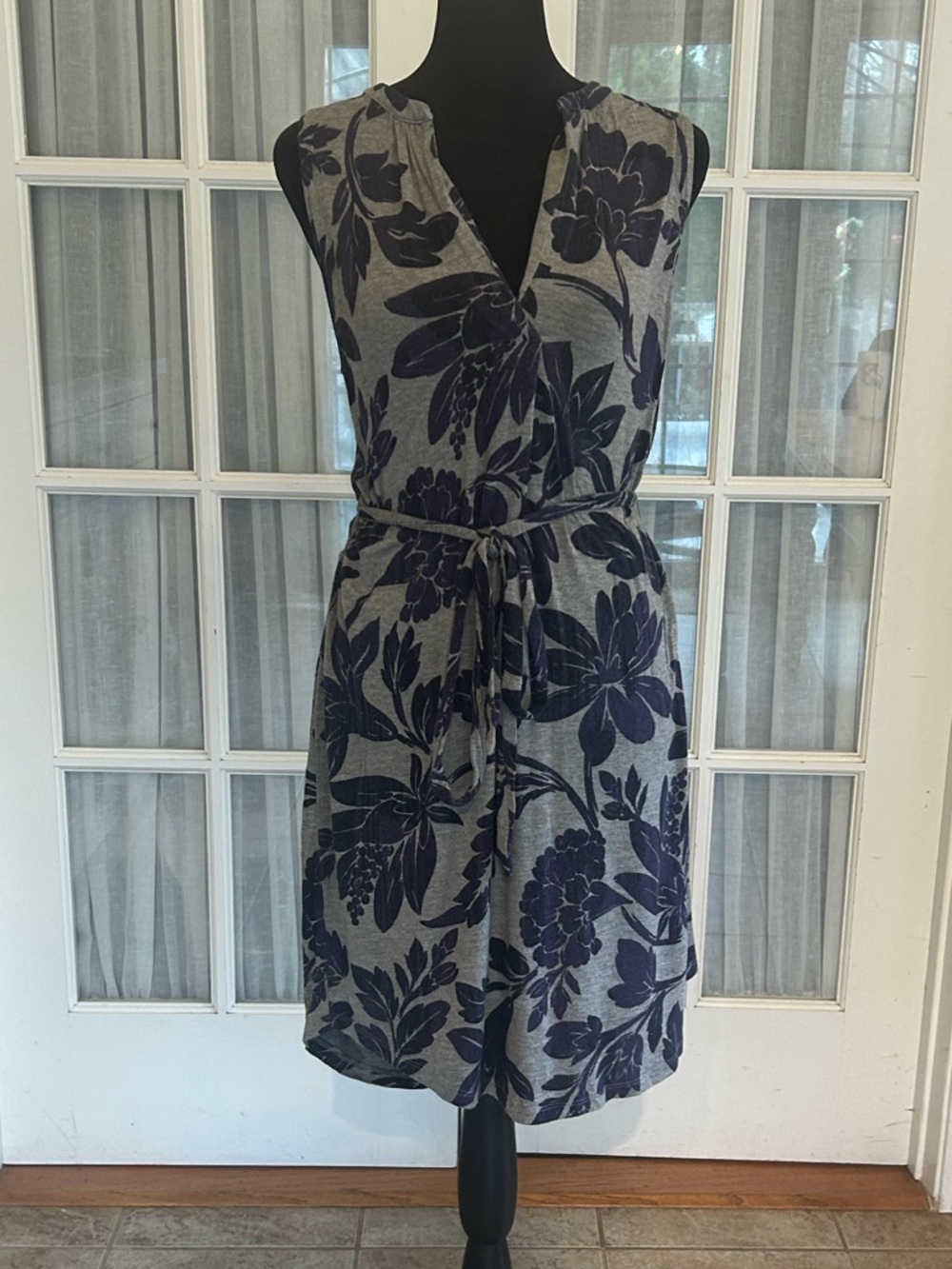 LOFT Outlet Gray Navy Floral V-Neck Sleeveless Sheath Dress Knee Length XS